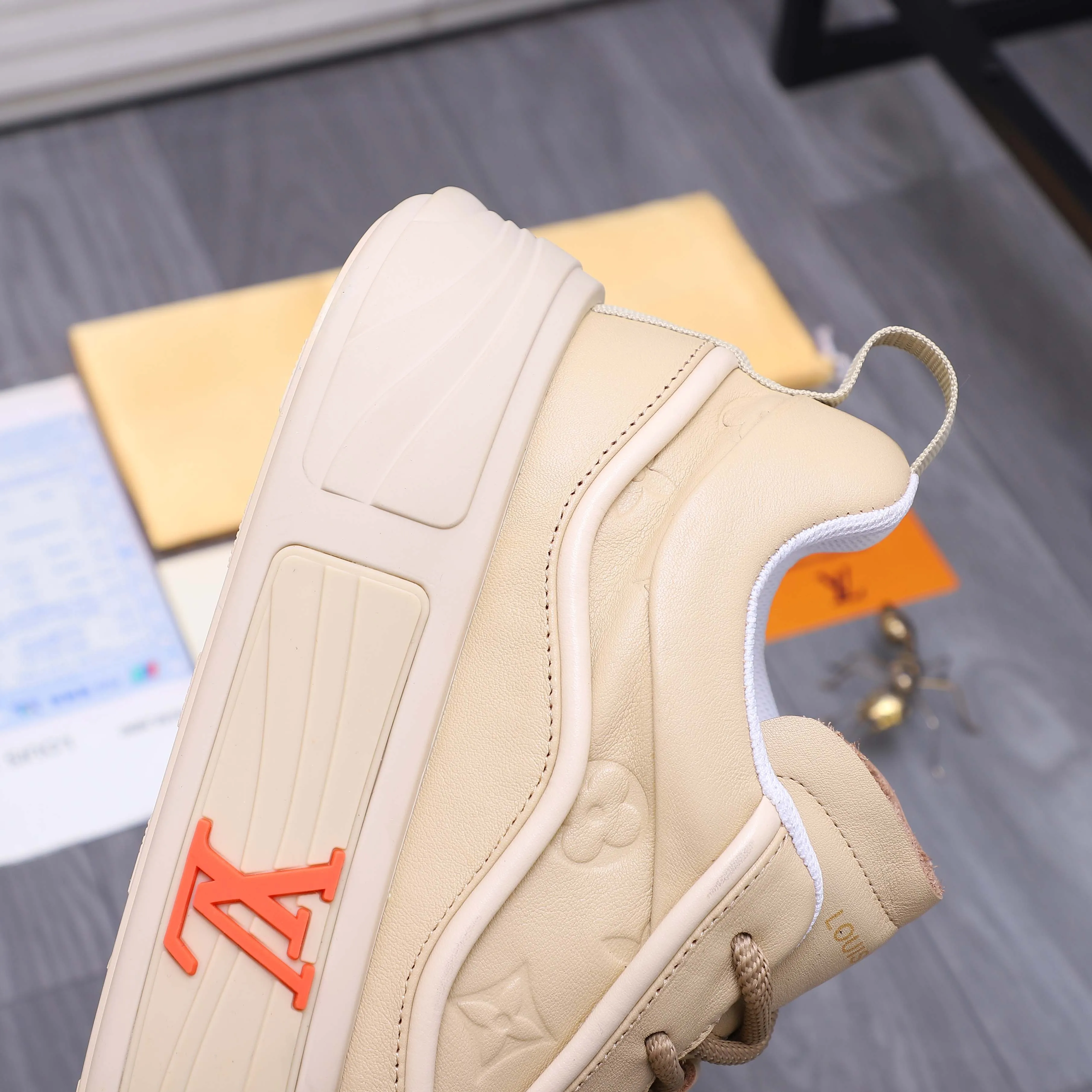 Men's shoes 💰560 Product trademark: LV [Louis Vuitton] casual shoes, regular size. Size: 38-46 (38.45.46 is custom-made and non-returnable) Product materials: Selected high-quality cowhide stitching embossed cowhide upper, cowhide insole, mesh lining, original outsole